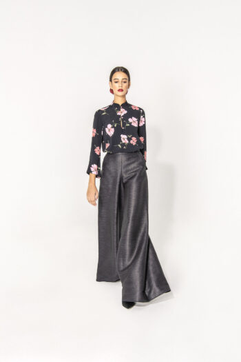 Asian cut shirt walking • Sassa Björg