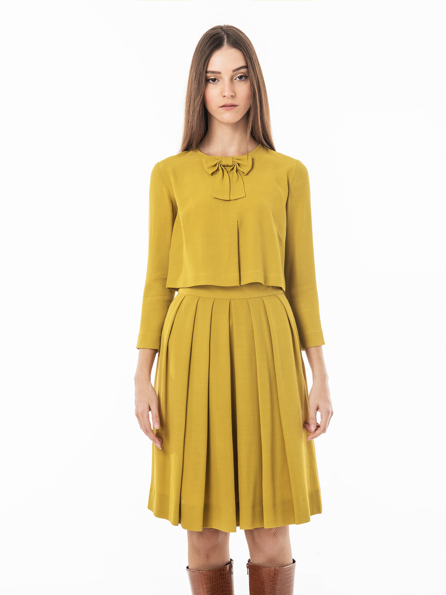 Mustard pleated skirt front • Sassa Björg