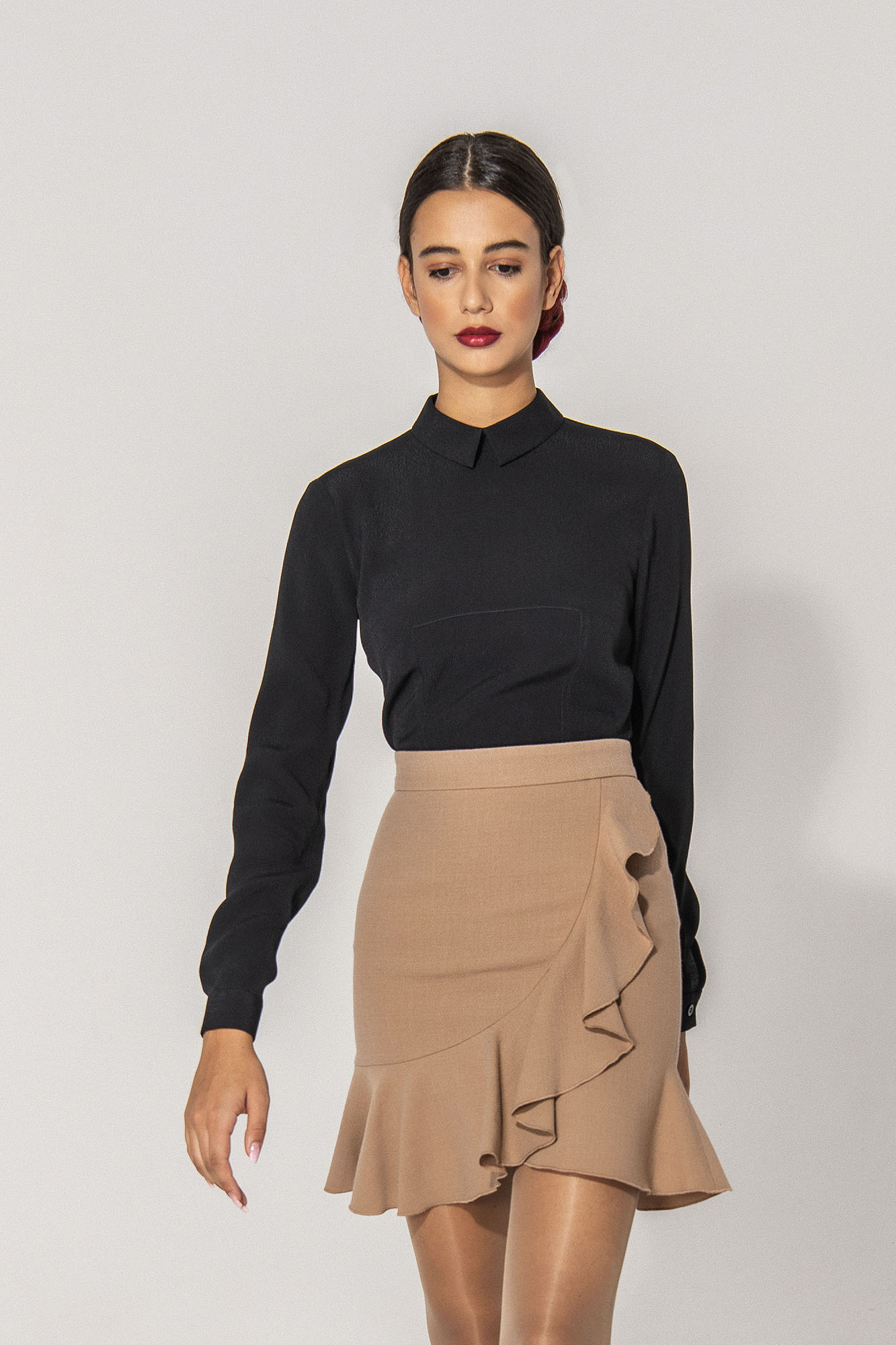 beige mini skirt with ruffle front • Sassa Björg