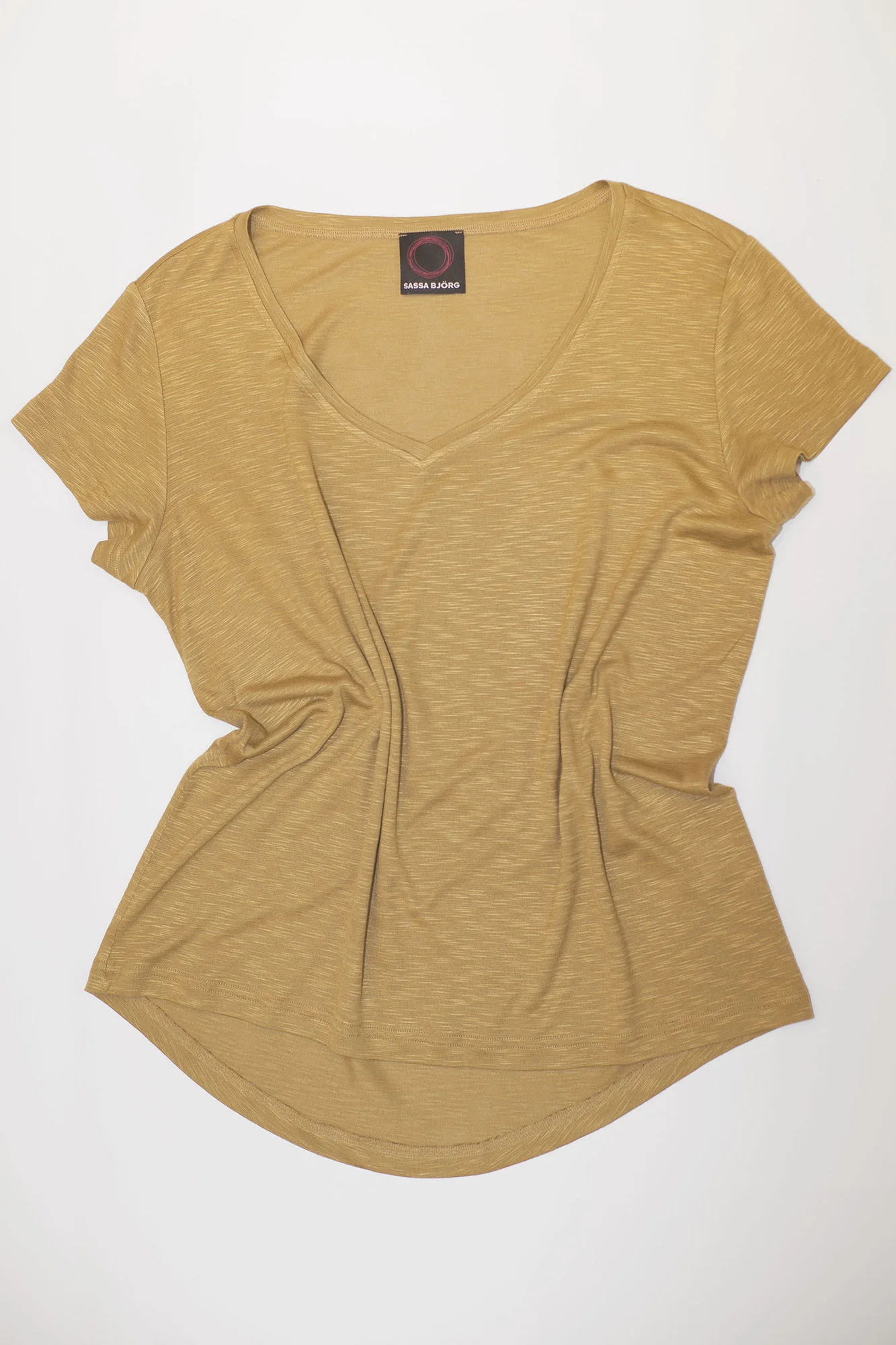 regular fit t shirt mustard v neck overhead fitted • Sassa Björg