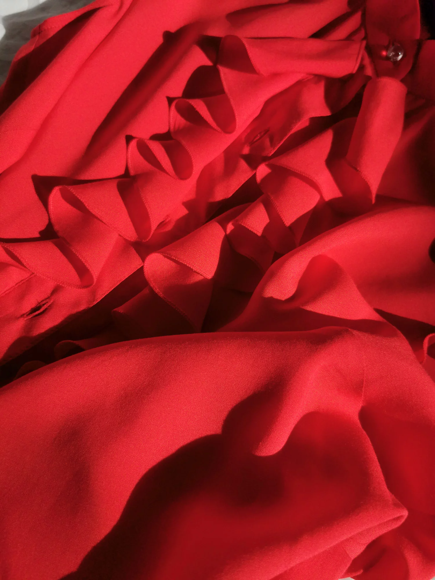 sleeveless crimson red jabot ruffle top fabric • Sassa Björg