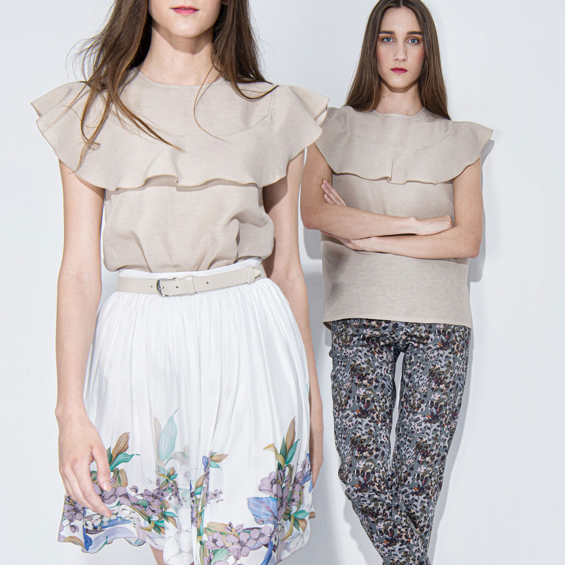 beige linen blouse w ruffle twins crop uai • Sassa Björg