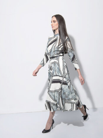 African pattern dress w collar walking • Sassa Björg