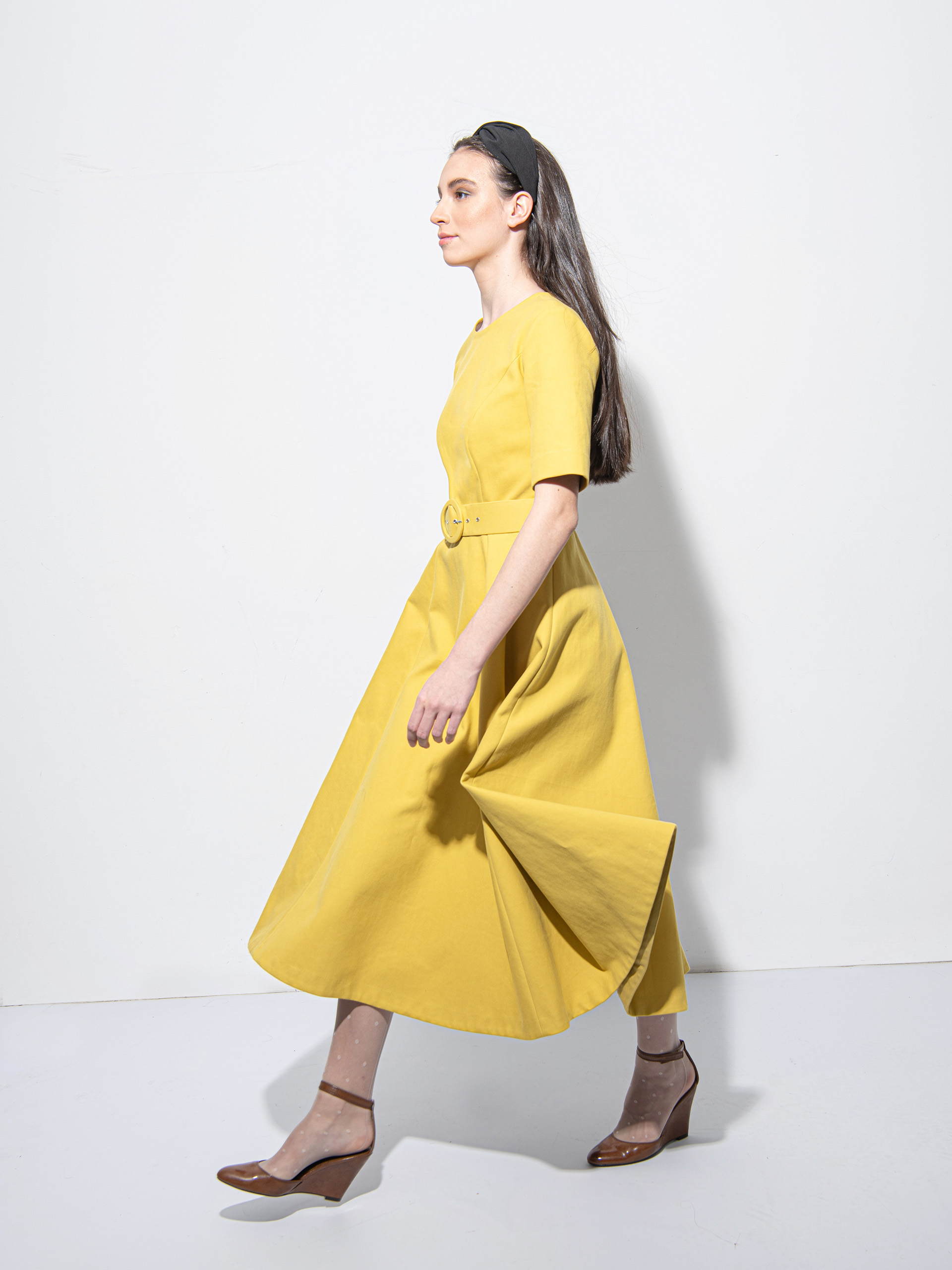 Mustard yellow dress with a belt flaunting • Sassa Björg