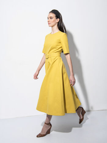 Mustard yellow dress with a belt walking • Sassa Björg