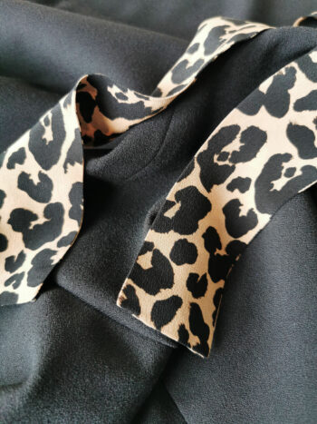 black dress w leopard print bow fabric • Sassa Björg