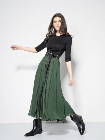 green midi skirt w belt in motion • Sassa Björg