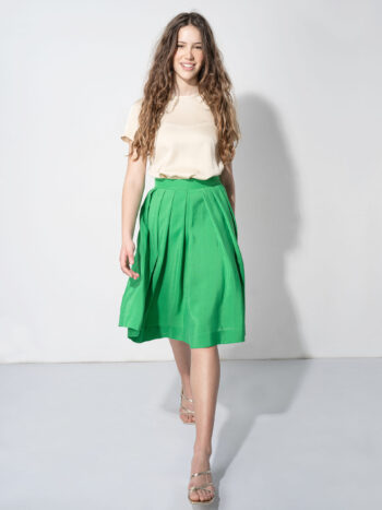 lush green pleated skirt walking • Sassa Björg
