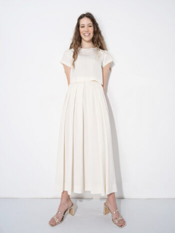 off white pleated skirt leaning • Sassa Björg