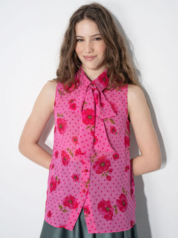 pink sleeveless shirt w bow leaning • Sassa Björg