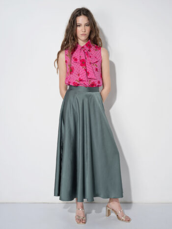 pink sleeveless shirt w bow tucked in • Sassa Björg