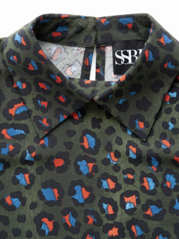 blouse w collar and sleeve cuffs leopard closeup • Sassa Björg