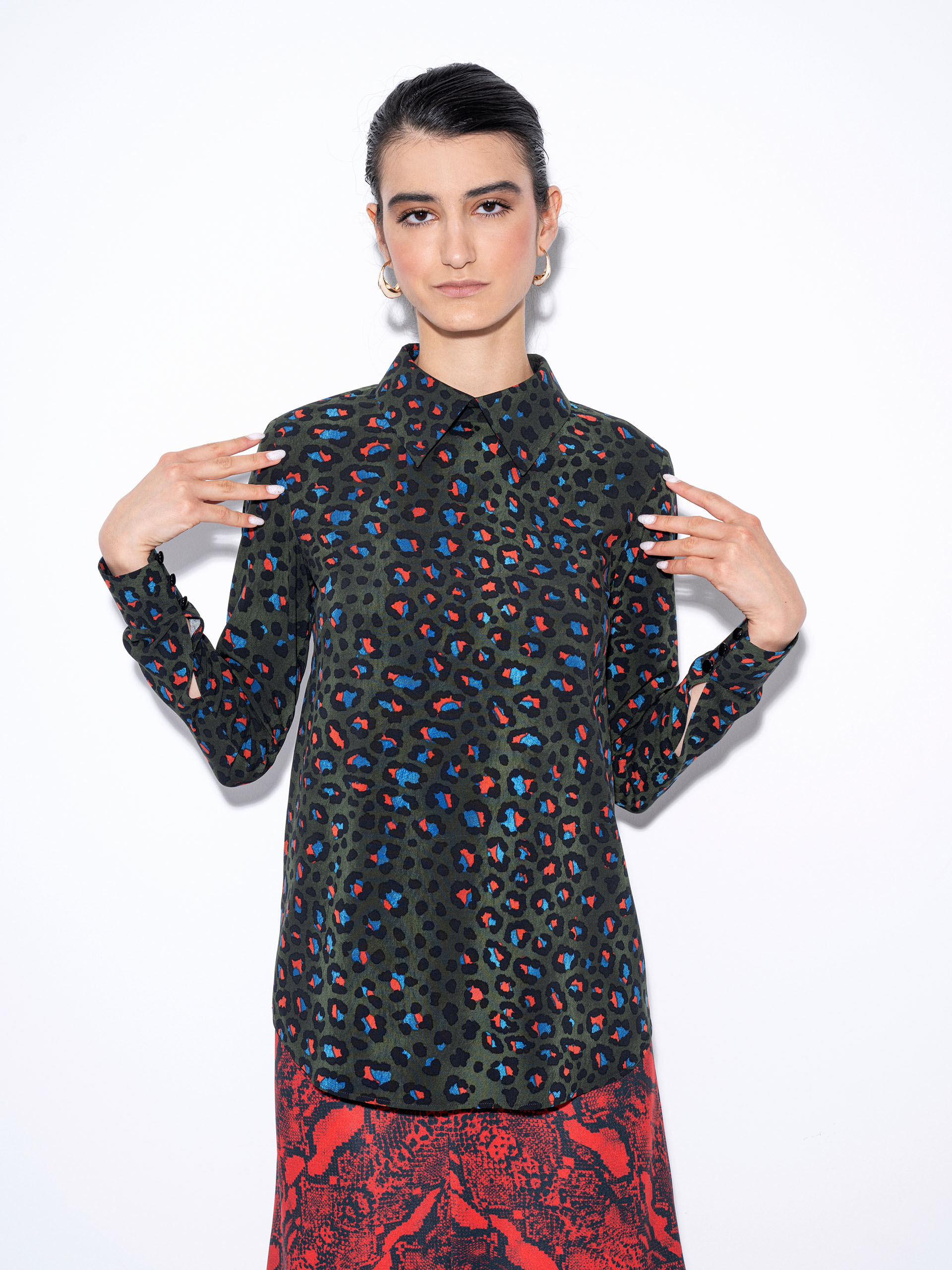 blouse w collar and sleeve cuffs leopard untucked • Sassa Björg