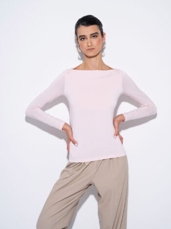 boatneck blouse powder pink arms on waist • Sassa Björg