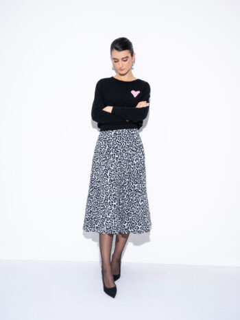hearty sweater black leaning • Sassa Björg