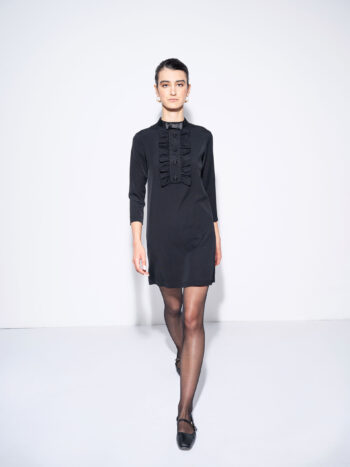 little black dress with ruffle walking • Sassa Björg