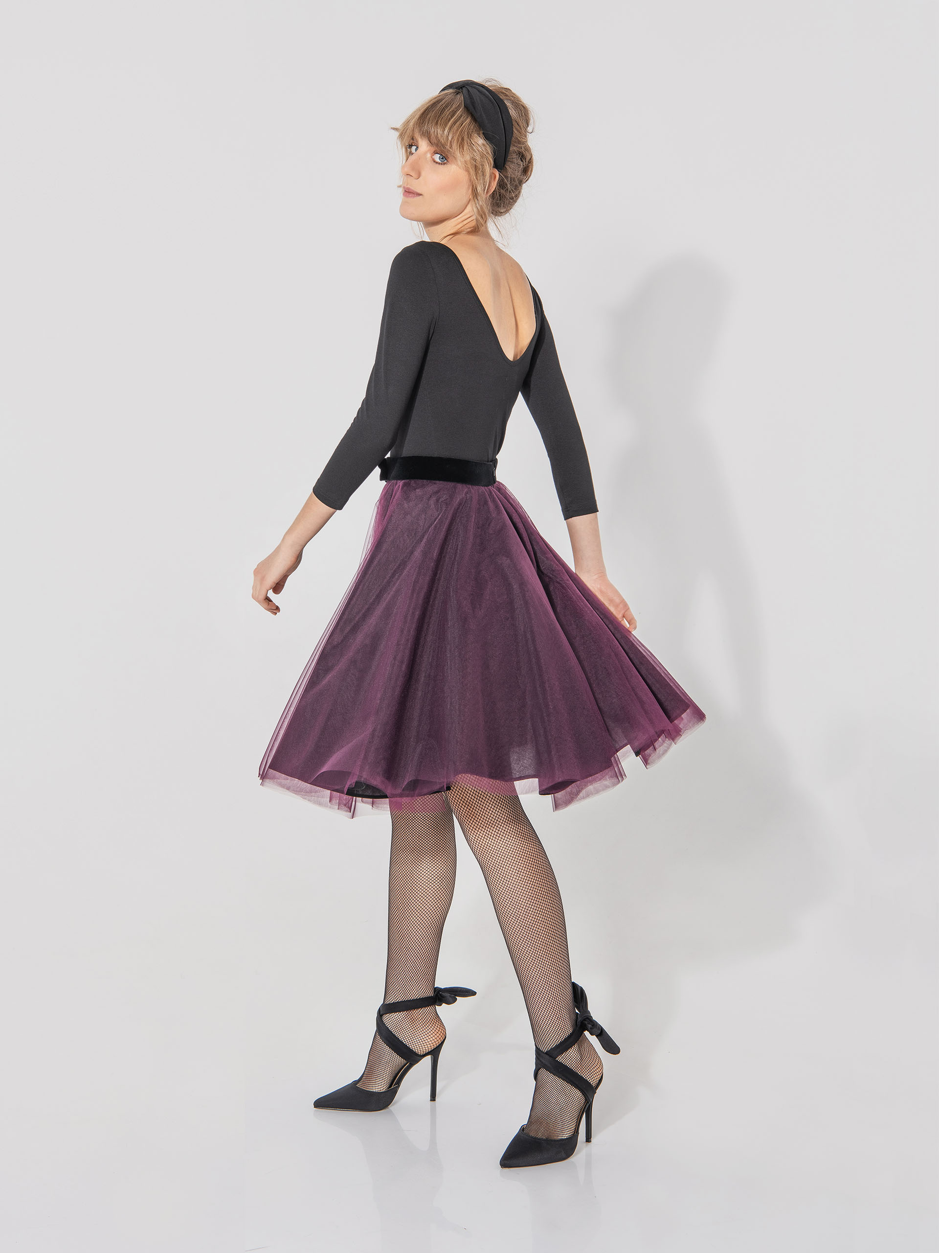 tulle skirt with a bow on the belt in merlot twirling • Sassa Björg
