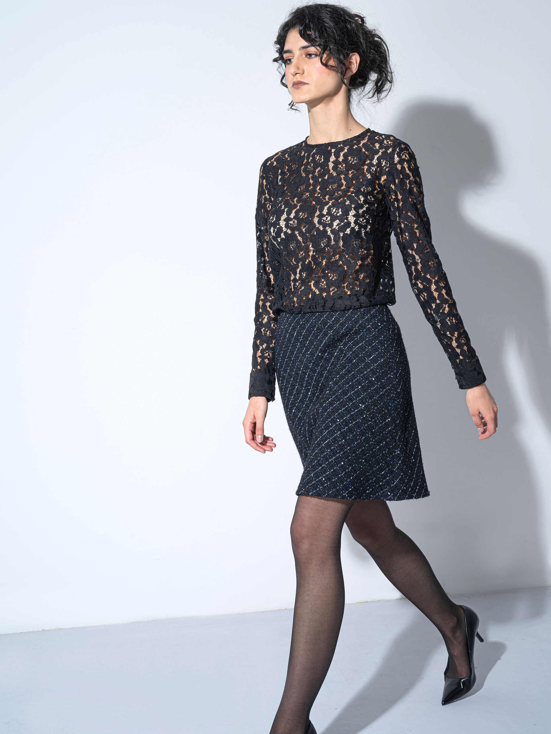 black lace blouse w cuffs cropped walking • Sassa Björg
