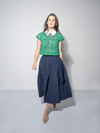 green lace crop top w collar walking • Sassa Björg